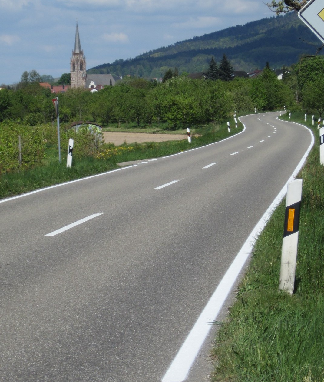 Endlich Fahrbahnrandmarkierungen in der südlichen Steinbacher Straße